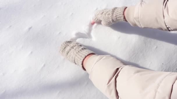 Ręka Kobiety Rysuje Serce Śniegu Rękawiczkach Drutach Słoneczny Dzień Walentynki — Wideo stockowe