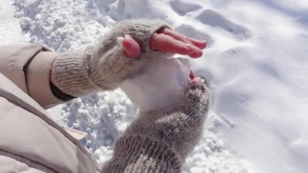 Frauenhände Gestrickten Winterhandschuhen Die Einem Sonnigen Schneebedeckten Tag Schneeball Machen — Stockvideo