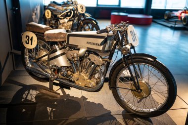 Husqvarna 500 1935, 1930 'ların en hızlı motosikletlerinden biri. Klasik Retro Motosiklet. Riga Motor Müzesi 'nde sergi. Riga, Letonya, 17 Ağustos 2022