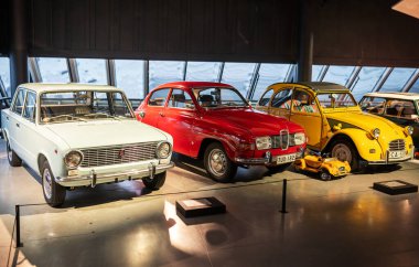 Riga Motor Müzesi 'nde Sovyet ve Baltık Retro Arabaları. VAZ-2101, 1969 Saab 96. Riga, Letonya - 12 Mart 2023