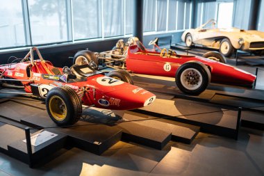 Riga Motor Müzesinde Eski Yarış Arabaları Sergisi. Riga, Letonya - 12 Mart 2023