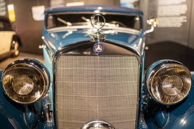 Mavi 1937 Mercedes-Benz 320 Riga Motor Müzesi 'ne yakın çekim. Vintage Araba Sergisi. Riga, Letonya - 12 Mart 2023