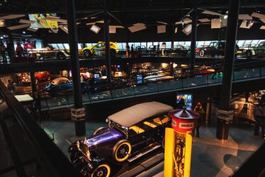 Riga Motor Müzesi, Klasik Vintage Araba Sergisi, Retro Auto Show. Riga, Letonya - 12 Mart 2023.