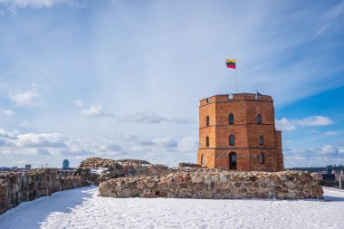 Litvanya Bayrağı, Mavi Gök 'e karşı Gediminas Kalesi' nde dalgalanıyor. Şehir merkezi ve nehir kışın güzel manzarası. Vilnius, Litvanya - 9 Mart 2023.