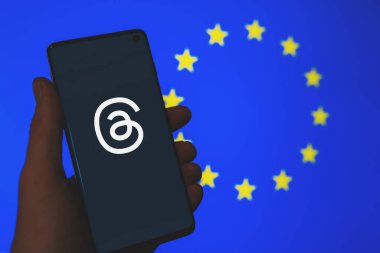 Avrupa Birliği bayraklarının bulanık geçmişine sahip akıllı telefondaki başlık uygulaması logosu. Avrupa 'da başlık bulunmuyor, gecikmeli konsept başlatılıyor. Swansea, İngiltere - 10 Temmuz 2023.