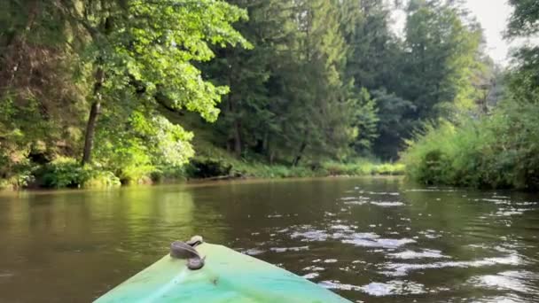 Kayaking Ένα Ποτάμι Καλοκαίρι Εστιάστε Στο Καγιάκ Πλώρη Βάρκα Μπροστά — Αρχείο Βίντεο