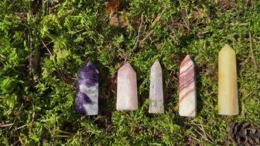 Çeşitli kristal kuleler veya değerli taşlar yeşil yosunları işaret ediyor. Ametist, Gül Kuvars, Yeşil akik, Büyücülük Ayinleri için Çiçek Ağı Mineralleri, Rahatla, Uyum Yaşam Dengesi.