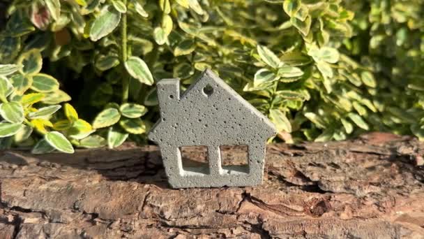 Miniatur Spielzeughaus Aus Beton Auf Holz Mit Grünem Pflanzenhintergrund Umweltfreundliches — Stockvideo