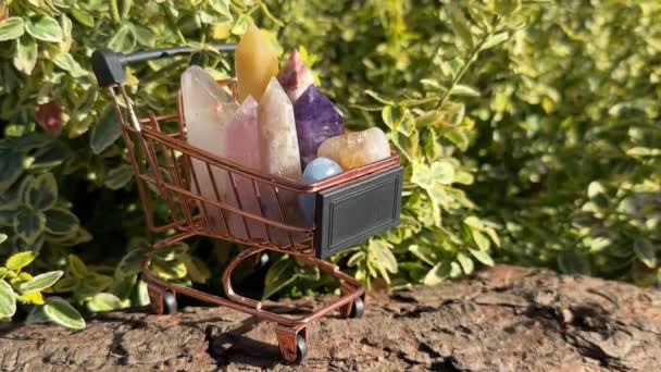 Miniaturní Nákupní Košík Naplněný Barevnými Krystaly Drahokamy Přírodními Leštěnými Kameny — Stock video