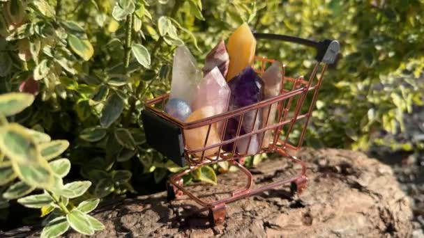Miniaturowy Koszyk Wypełniony Różnymi Kolorowymi Kryształami Kamiennymi Punktami Naturalnymi Polerowanymi — Wideo stockowe