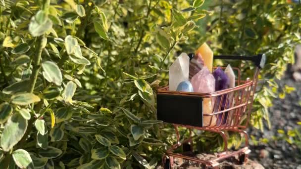 Wózek Sklepowy Mini Wypełniony Różnymi Kolorowymi Kryształami Kamiennymi Punktami Naturalnymi — Wideo stockowe