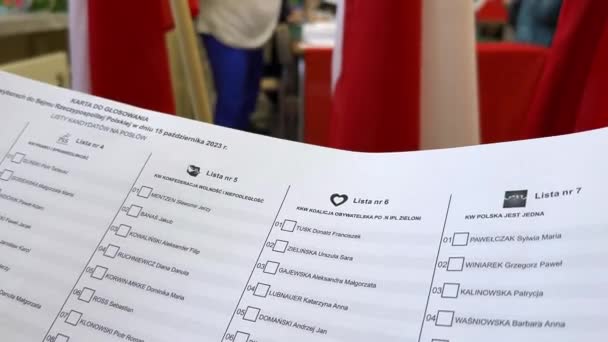 Wyborca Posiada Kartę Głosowania Kandydatami Sejmu Senatu 2023 Flagi Narodowe — Wideo stockowe