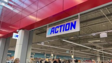 Logo tabelalı Action Store girişi. Hollanda uluslararası indirim mağazaları zinciri. Varşova, Polonya - 29 Ekim 2023.