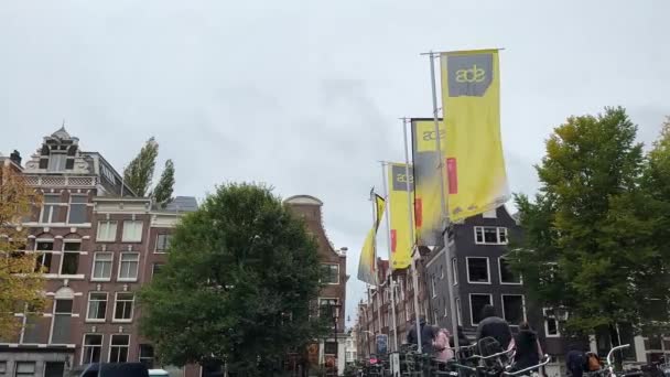 Amsterdam Dans Etkinliği Sırasında Şehirde Ade Bayrakları Büyük Dans Etkinliği — Stok video