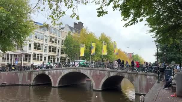 アムステルダム ダンス イベント 最大のダンス イベント エレクトロニック ミュージック フェスティバルの間の運河に沿って市内のAdeフラグ アムステルダム オランダ — ストック動画