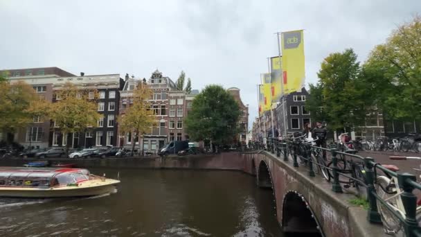 アムステルダム ダンス イベント エレクトロニック ミュージック フェスティバルの間 市内のAdeフラグ 運河ボートツアー 観光客とクルーズ アムステルダム — ストック動画
