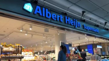 Albert Heijn süpermarketi, Amsterdam Schiphol Havaalanı 'nda gıda dükkanı. Amsterdam, Hollanda - 25 Ekim 2023