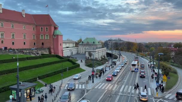 Warschauer Königsschloss Der Altstadt Und Aleja Solidarnosci Straße Bei Sonnenuntergang — Stockvideo