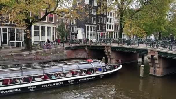 阿姆斯特丹的基泽斯格拉特运河 人们乘游览船游览运河游轮游览 桥与停放的自行车和荷兰传统房屋 荷兰阿姆斯特丹 2023年10月23日 — 图库视频影像