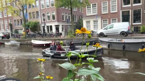 Defocused Amsterdam Canal Traditional Old Narrow Houses Boats Parked Bicycles — Stock Video