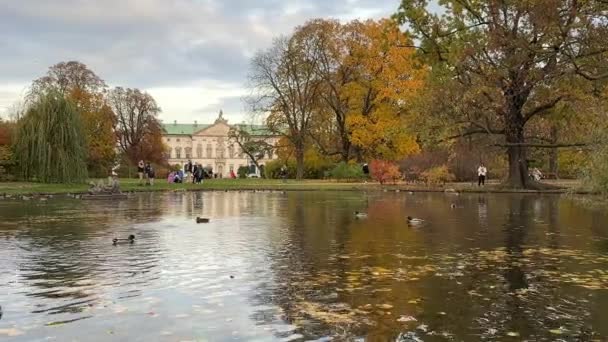 Krasinski Palace Park Garden Ogrod Krasinskich Centro Varsovia Otoño Gente — Vídeo de stock