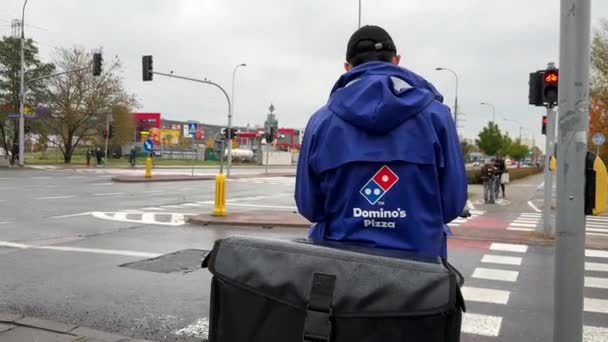 Dominos Pizzakurir Cykel Bakåt Matleverans Från Dominos Restaurang Warszawa Polen — Stockvideo