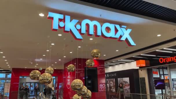Maxxストアのフロントロゴとサイン 家庭用品と衣料品チェーン プロムナダのショッピングセンターのTk Max小売業者 ワルシャワ ポーランド 10月 2023 — ストック動画