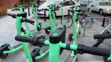 Green Bolt kiralık elektrikli scooter 'lar Old Town' da kaldırıma park edilmiş. Yakın plan. Varşova, Polonya - 30 Ekim 2023.