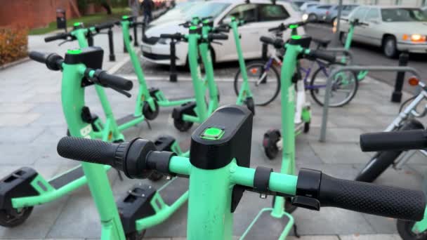 Wypożyczone Skutery Elektryczne Green Bolt Zaparkowane Chodniku Starym Mieście Zbliżenie — Wideo stockowe
