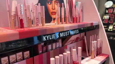 Kylie Kozmetik. Yazan Kylie Jenner. Douglas Store 'da dudak makyaj malzemeleri sergisi. Amsterdam, Hollanda - 18 Ekim 2023.