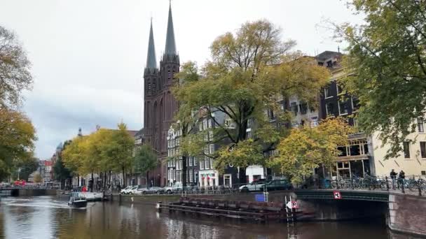 シンゲル運河のローマ カトリック教会のデ キルトバーグ カトリック教会は 秋の雨の日 アムステルダム オランダ 10月 2023 — ストック動画