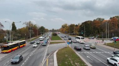Varşova 'daki Wybrzeze Gdanskie Caddesi' nde trafik var. Toplu taşıma ve araba trafiği, yoğun saatler. Yeşil Düşük Emisyon Temiz Taşıma Bölgesi kavramı. Varşova, Polonya - 29 Ekim 2023.