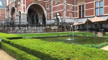 Yağmurlu bir sonbahar gününde müze bahçelerinden Rijksmuseum cephe manzarası. Amsterdam, Hollanda - 23 Ekim 2023