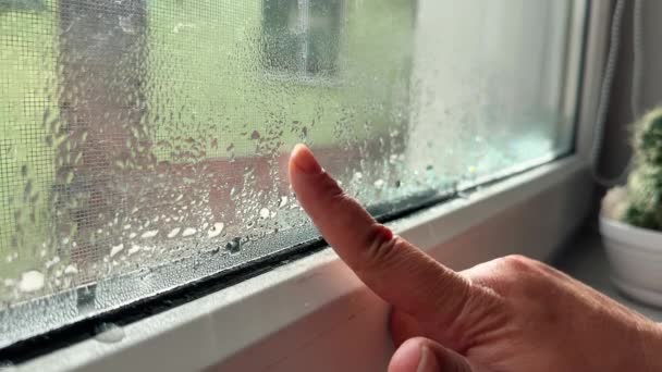 Nahaufnahme Von Kondenswasser Auf Einem Weißen Kunststofffenster Aus Pvc Frau — Stockvideo