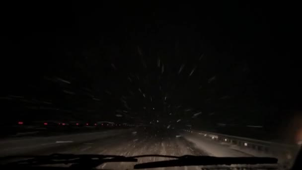 Coche Que Conduce Través Tormenta Nieve Noche Por Camino Vacío — Vídeo de stock