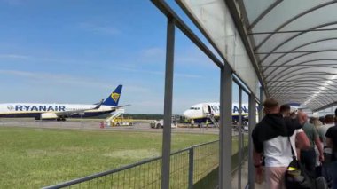 Ryanair uçakları Varşova Modlin Havaalanı WMI 'da uçuşa hazırlanıyor. Modlin, Polonya - 14 Haziran 2024