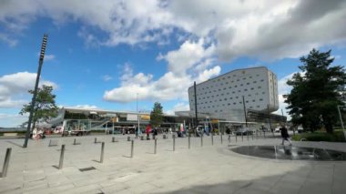 Eindhoven Havaalanı Terminal Binası ve Tulip Oteli. Eindhoven, Hollanda - 4 Temmuz 2024.