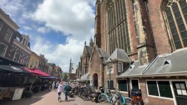 Haarlem 'deki Grote Markt Meydanı' ndaki St. Bavo Kilisesi ya da Grote Kerk. Haarlem, Hollanda - 21 Haziran 2024.