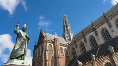 Laurens Coster Heykeli ve St. Bavo Kilisesi veya Grote Markt merkez pazar meydanındaki Grote Kerk, Hollanda.