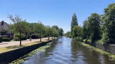 Heemstede merkezindeki kanal. Heemstede, Almanya 'da Kuzey Hollanda eyaletinde yer alan bir şehirdir.