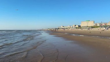 Zandvoort aan Zee bir yaz günü kumsalda kalabalıktı. İnsanlar popüler Hollanda tatil köyünde takılıyor. Zandvoort, Hollanda - 22 Haziran 2024.