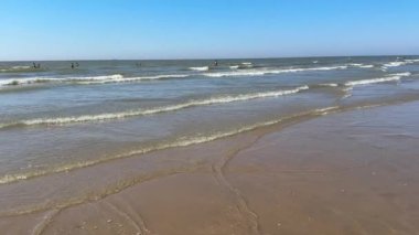 Zandvoort bir yaz gününde Zee plajı. Kuzey Denizi 'nde yüzen insanlar Hollanda' daki popüler tatil beldelerinde.