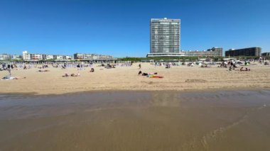 Zandvoort aan Zee bir yaz günü kumsalda kalabalıktı. İnsanlar popüler Hollanda tatil köyünde takılıyor. Zandvoort, Hollanda - 22 Haziran 2024.