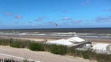 Bir yaz günü Zandvoort aan Zee sahilinde uçurtma uçurmak. Hollanda 'daki Popüler Kuzey Denizi tatil beldesi.