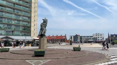 Zandvoort aan Zee Promenade Zonnebaadster Heykeli. Popüler Hollanda Plaj Oteli. Zandvoort, Hollanda - 22 Haziran 2024.