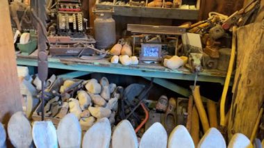 Geleneksel Hollanda takunyaları ya da tahta ayakkabı atölyesi, müze ve mağazada klompen. Zaanse Schans, Hollanda - 22 Haziran 2024.