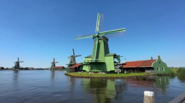 Zaanse Schans Zaan nehrindeki geleneksel Hollanda yel değirmenleri. Amsterdam yakınlarındaki popüler turizm merkezi. Zaandam, Hollanda - 22 Haziran 2024.
