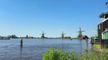 Zaanse Schans köyü Zaan nehrinde geleneksel Hollanda yel değirmenleriyle. Amsterdam yakınlarındaki Zaandam 'da popüler turizm merkezi.