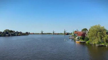 Zaanse Schans köyü Zaan nehrinde geleneksel Hollanda yel değirmenleriyle. Amsterdam yakınlarındaki Zaandam 'da popüler turizm merkezi.
