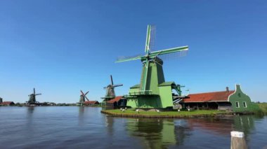 Zaanse Schans Zaan nehrindeki geleneksel Hollanda yel değirmenleri. Amsterdam yakınlarındaki popüler turizm merkezi. Zaandam, Hollanda - 22 Haziran 2024.